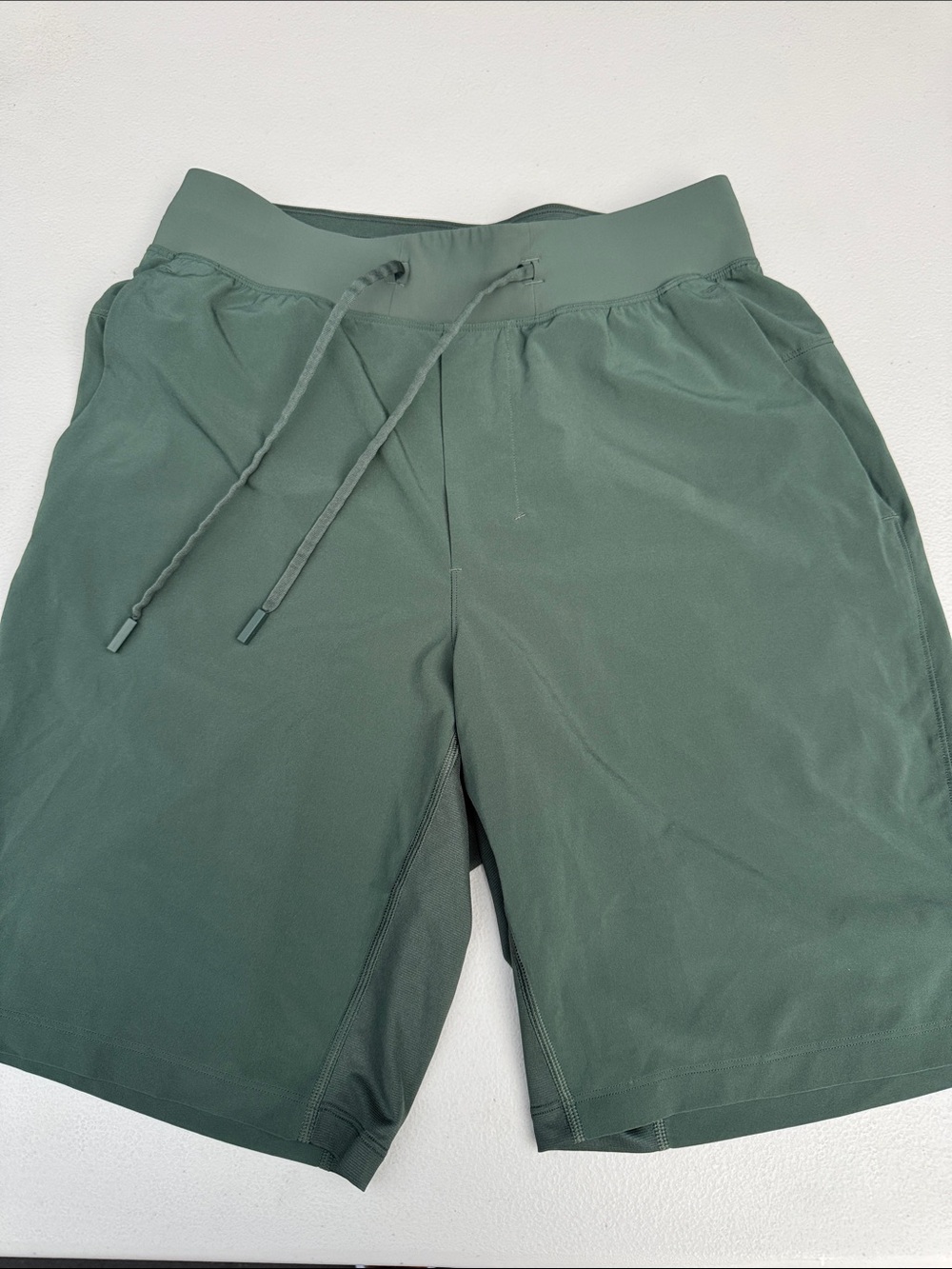 Lululemon Men's Green Performance Drawstring Shorts Size Small